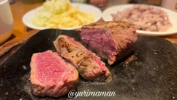 やっぱりステーキ 断面 ジューシーな赤身肉