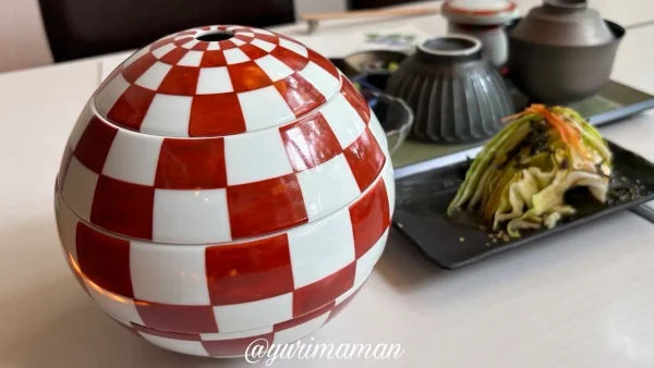 有田焼の手毬型の器が並ぶ名代肉まぶし焼肉つむぎ2