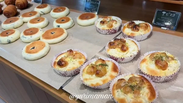 Assem Bonheurの店内に並ぶ焼きたてパン