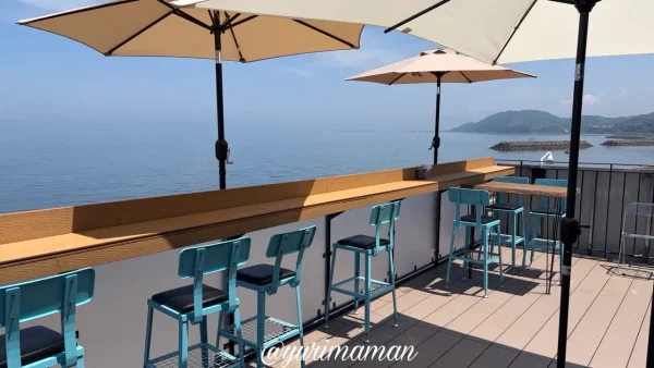 CAFE HUGの海を眺められるカウンター席 - ゆりママんブログ CAFE HUGの海を眺められるカウンター席