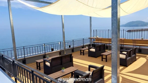 CAFE HUGの屋上テラスにあるテーブル席と双海の海の景色 - ゆりママんブログ CAFE HUGの屋上テラスにあるテーブル席と双海の海の景色