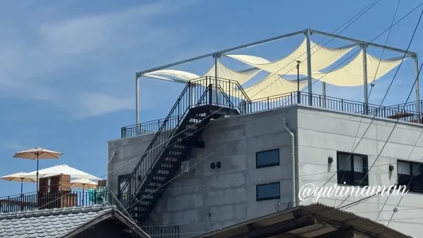 CAFE HUGの屋上テラスにあるテーブル席と双海の海の景色2 - ゆりママんブログ CAFE HUGの屋上テラスにあるテーブル席と双海の海の景色2