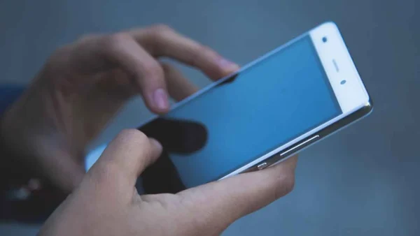 スマートフォンでSNS（Threads）を見ているイメージ画像