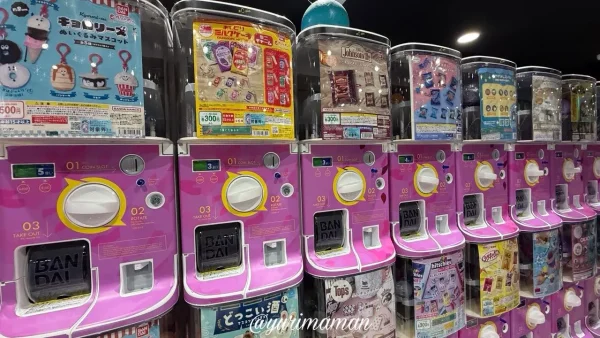 C-pla梅田茶屋町店に並ぶガチャガチャコーナー3