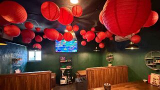 今治銀座チャイニーズポパイの店内 赤い提灯が並ぶ異国情緒あふれる空間