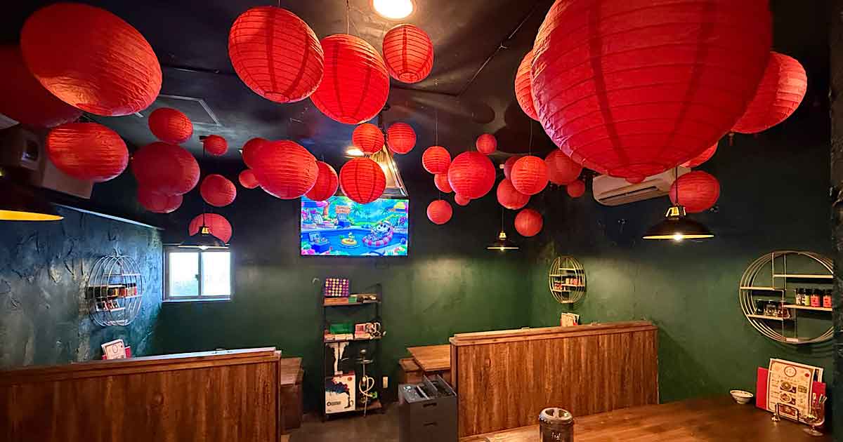 今治銀座チャイニーズポパイの店内 赤い提灯が並ぶ異国情緒あふれる空間