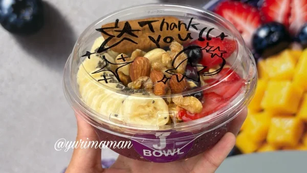 J BOWL松山店のテイクアウト容器に描かれたイラスト - ゆりママんブログ J BOWL松山店のテイクアウト容器に描かれたイラスト