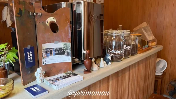 コーヒー豆が並ぶmarugo coffee standのカウンター