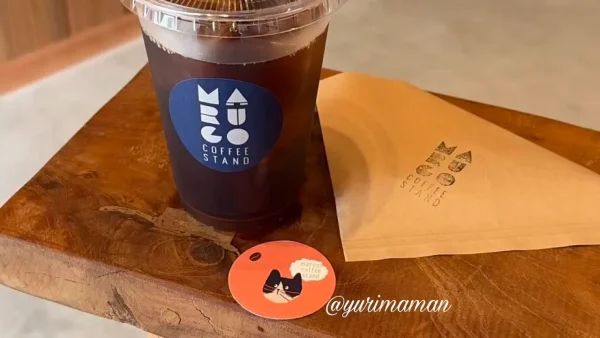 marugo coffee standのアイスコーヒーと猫型クッキー