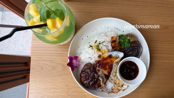 Cafe Lailaのハンバーグロコモコランチとドリンク2 - ゆりママんブログ Cafe Lailaのハンバーグロコモコランチとドリンク2