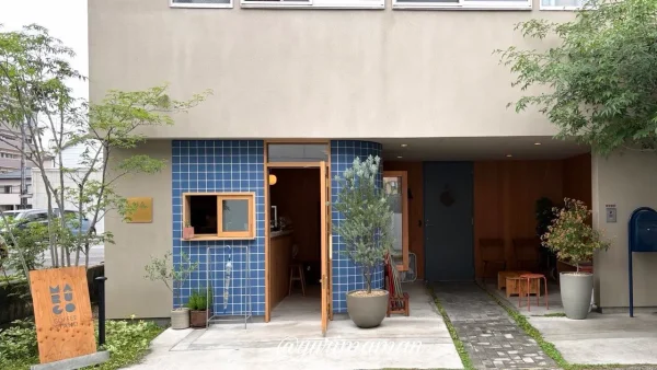 青いタイルが印象的なmarugo coffee standの外観