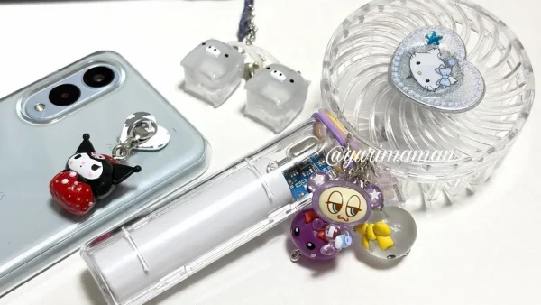 スマホやハンディファンに付けためじるしアクセサリー