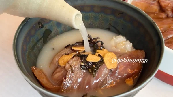 肉まぶしに出汁をかけて味わうひつまぶし風