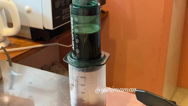 エアロプレスでコーヒーを抽出する様子