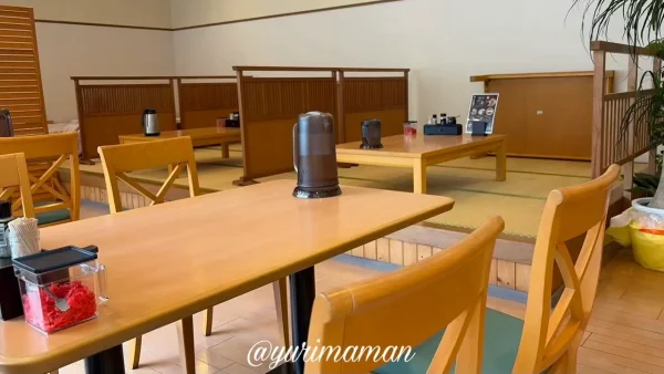 大洲市らーめん笑福の店内（テーブル席と座敷）