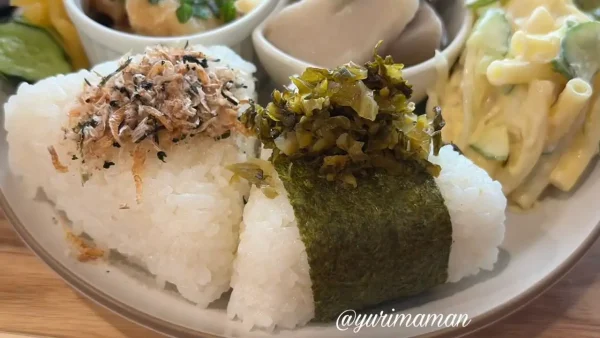 おにぎりと手作りおかずが並ぶランチプレート