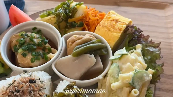 煮物やサラダなど手作りおかずの盛り合わせ