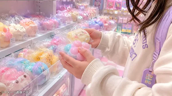 スクイーズ売り場でお気に入りを探す小学生のイメージ