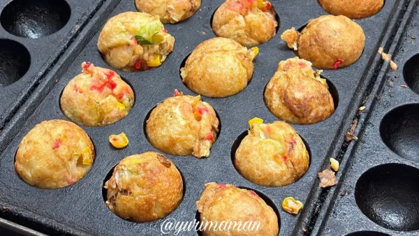 鉄板で焼き上げるたこ坊のたこ焼き