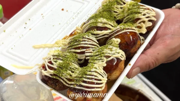 ソースとマヨネーズがたっぷりかかったたこ坊のたこ焼き