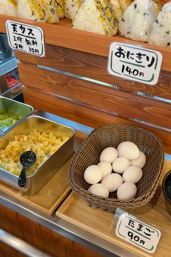 うどん処 麺楽に並ぶおにぎりやトッピング