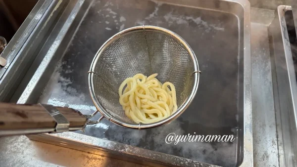うどん処 麺楽のうどん麺をセルフで温めるスタイル