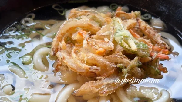 うどん処 麺楽のうどんにかき揚げをトッピング