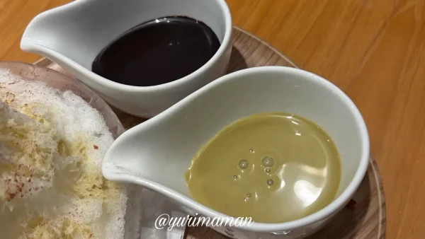 ココスのドバイチョコかき氷に付くチョコソースとピスタチオソース