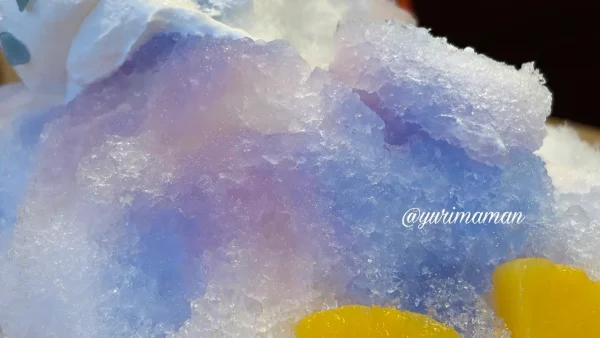 レモンシロップで紫色に変わったココス ポップブルー