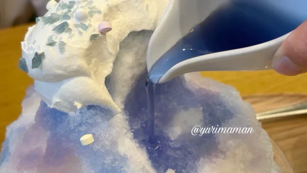ココス ポップブルーかき氷の別添えシロップをかける様子