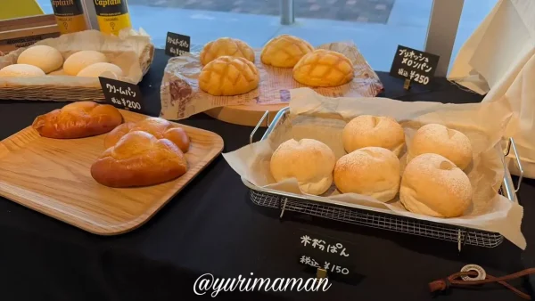 ふたぱん店内に並ぶ焼きたてパン