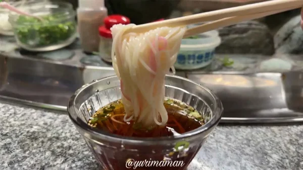 平家谷そうめん流し（八幡浜）そうめんをつかんだ様子