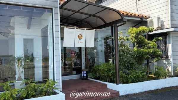 伊予市にオープンしたワッフル専門店「ワッフルのサウル」の外観