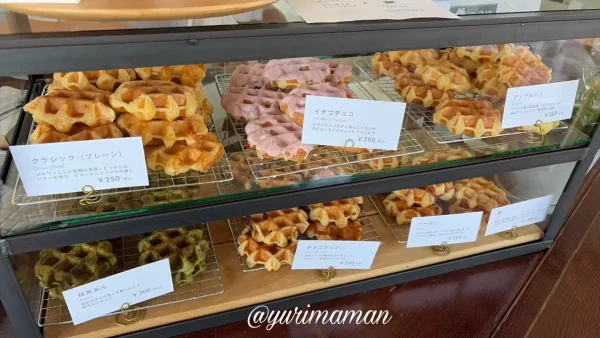 ワッフルのサウルのショーケースに並ぶ7種類のワッフル