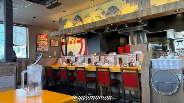 ラー麺ずんどう屋松山問屋町店の店内とカウンター席 - ゆりママんブログ ラー麺ずんどう屋松山問屋町店の店内とカウンター席