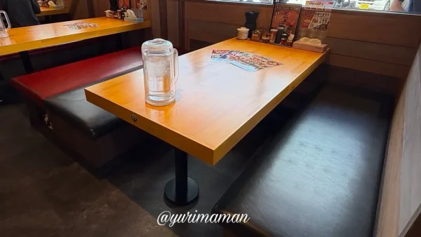ラー麺ずんどう屋松山問屋町店のテーブル席 - ゆりママんブログ ラー麺ずんどう屋松山問屋町店のテーブル席