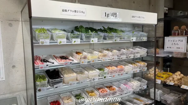 新居浜市の麻辣湯専門店「香辣（シャンラー）」の約50種類以上の具材ショーケース