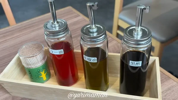 新居浜市の麻辣湯専門店「香辣（シャンラー）」の卓上調味料（ラー油・花椒油・黒酢）