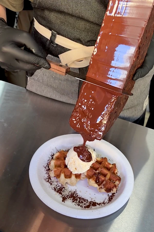 ワッフルアイスにチョコレートをかける様子 - ゆりママんブログ ワッフルアイスにチョコレートをかける様子