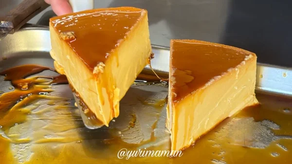 下町プリンの巨大プリンを注文後にカットする様子 - ゆりママんブログ 下町プリンの巨大プリンを注文後にカットする様子