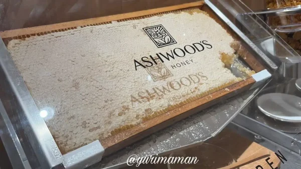 パンケーキに添えるコムハニー(巣蜜) - ゆりママんブログ パンケーキに添えるコムハニー(巣蜜)