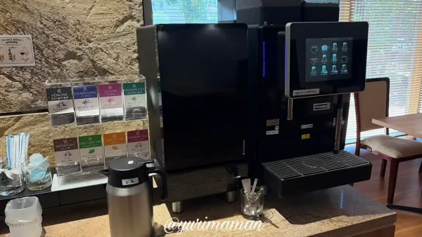ランチビュッフェのコーヒーマシンと紅茶コーナー - ゆりママんブログ ランチビュッフェのコーヒーマシンと紅茶コーナーsurface.