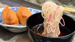 砥部町の権現山そうめん流しで流れるそうめん