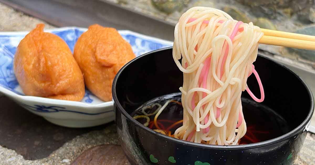 砥部町の権現山そうめん流しで流れるそうめん