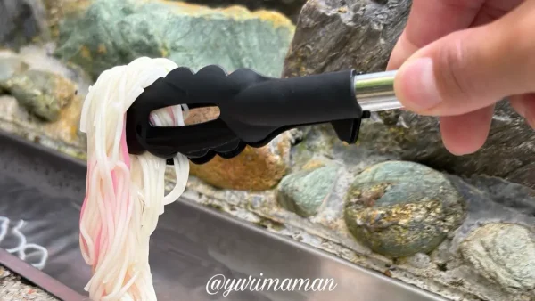 トングでそうめんをすくう様子2