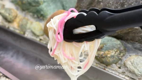 トングでそうめんをすくう様子