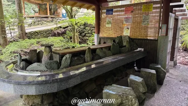 砥部町・権現山そうめん流しの石造りの流しそうめんレーン - ゆりママんブログ 砥部町・権現山そうめん流しの石造りの流しそうめんレーン
