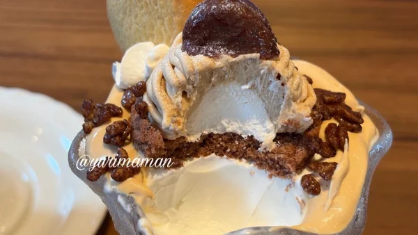 月見マロンパフェのモンブランクリームと中のアイス