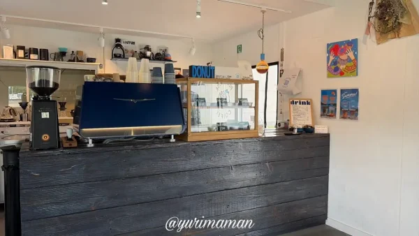BLUE ROSE COFFEEのドーナツショーケースとカフェカウンター - ゆりママんブログ BLUE ROSE COFFEEのドーナツショーケースとカフェカウンター