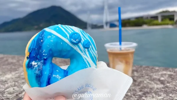 大三島の海を背景にした青いドーナツ「BLUE ROSE」とカフェラテ - ゆりママんブログ 大三島の海を背景にした青いドーナツ「BLUE ROSE」とカフェラテ